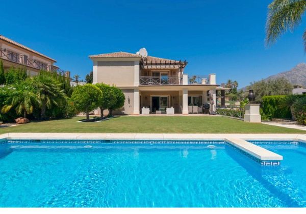 Foto 2 de Xalet en lloguer a Nueva Andalucía centro de 6 habitacions amb terrassa i piscina