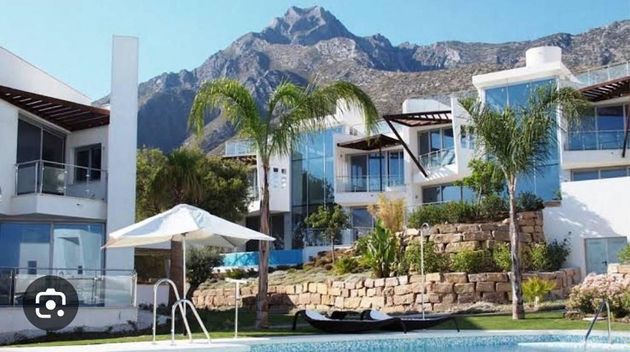 Foto 1 de Casa adossada en venda a Sierra Blanca de 3 habitacions amb terrassa i piscina