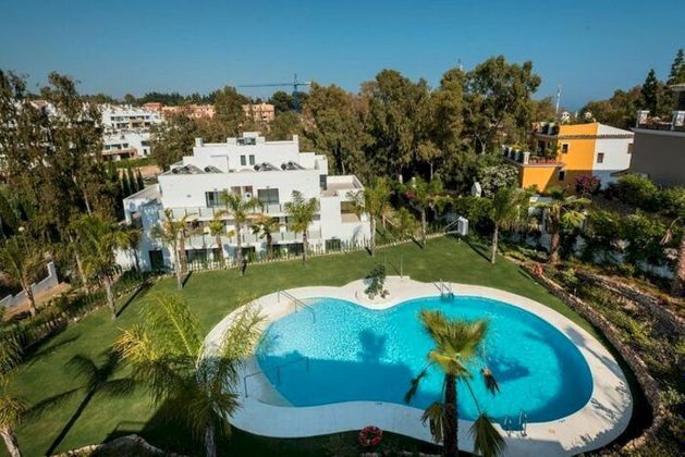 Foto 1 de Alquiler de piso en Lomas de Marbella Club - Puente Romano de 2 habitaciones con terraza y piscina