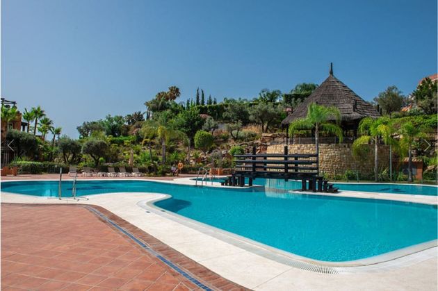 Foto 2 de Pis en lloguer a Los Naranjos - Las Brisas de 4 habitacions amb terrassa i piscina