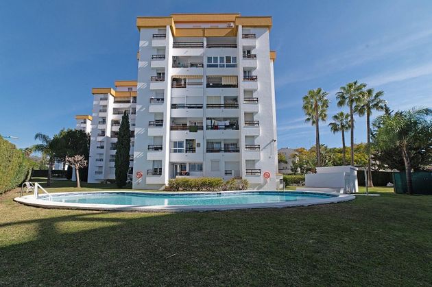 Foto 1 de Piso en venta en Nueva Andalucía centro de 1 habitación con terraza y piscina
