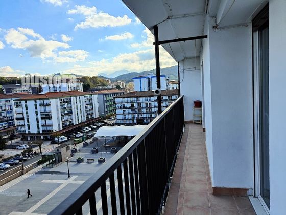 Foto 2 de Piso en venta en Lasarte-Oria de 2 habitaciones con balcón y calefacción