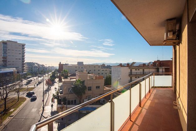 Foto 2 de Venta de piso en calle Cornella de 4 habitaciones con terraza y balcón