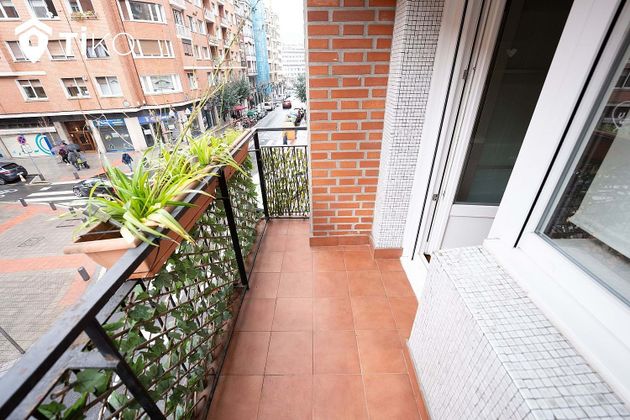 Foto 2 de Piso en venta en Indautxu de 3 habitaciones con garaje y balcón