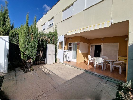 Foto 1 de Casa en venta en Guardamar de 4 habitaciones con piscina y jardín