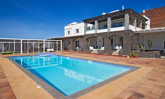Foto 2 de Xalet en venda a calle Los Arcos de 7 habitacions amb terrassa i piscina