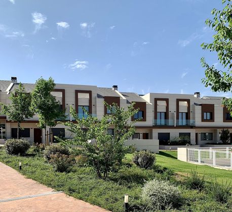 Foto 1 de Casa adossada en venda a avenida Delta del Ebro de 4 habitacions amb terrassa i jardí