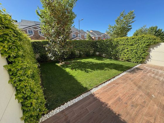 Foto 2 de Casa adossada en venda a avenida Delta del Ebro de 4 habitacions amb terrassa i jardí