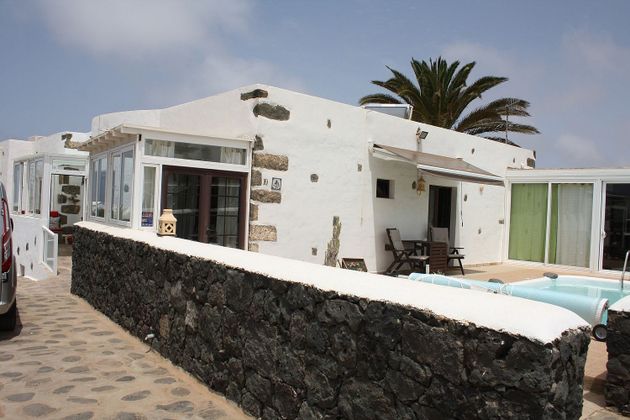 Foto 2 de Venta de chalet en Tinajo de 4 habitaciones con terraza y piscina