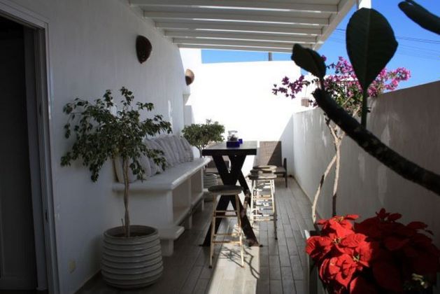 Foto 1 de Venta de chalet en Tinajo de 4 habitaciones con terraza y aire acondicionado