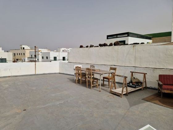 Foto 1 de Venta de piso en Tinajo de 3 habitaciones con terraza y garaje