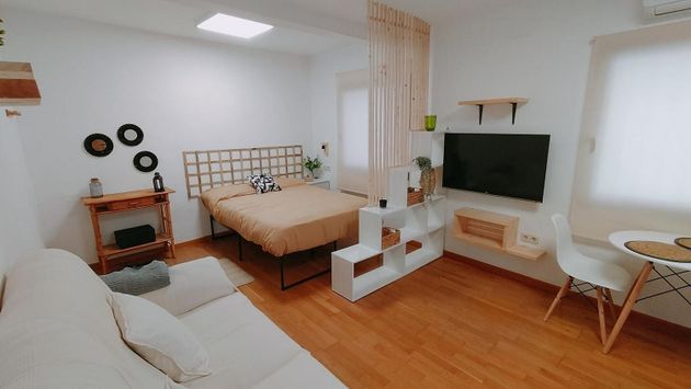 Foto 1 de Alquiler de estudio en Sta. Marina - San Andrés - San Pablo - San Lorenzo con muebles y aire acondicionado
