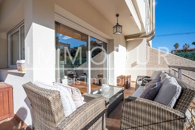 Foto 2 de Casa adossada en venda a calle Puigsacalm de 4 habitacions amb terrassa i piscina