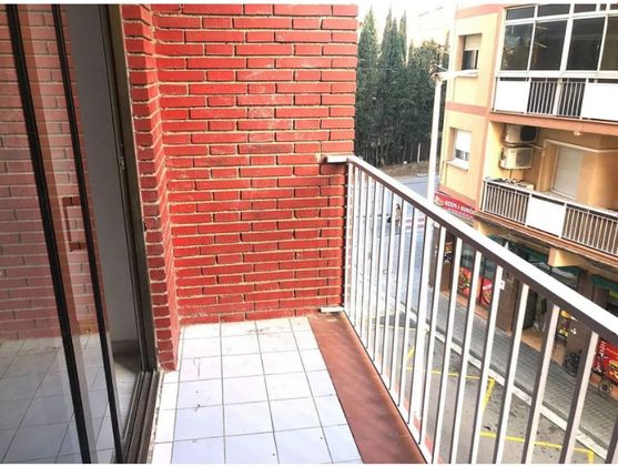 Foto 1 de Venta de piso en calle Catalunya de 3 habitaciones con balcón