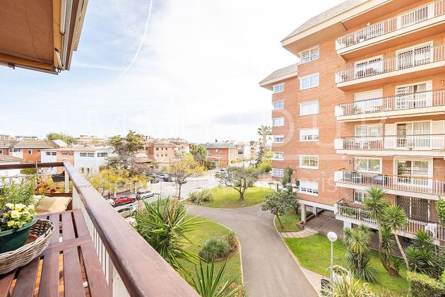 Foto 2 de Piso en venta en Montmar de 4 habitaciones con terraza y piscina