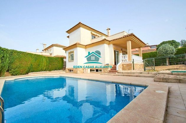 Foto 1 de Venta de chalet en Bonalba-Cotoveta de 3 habitaciones con terraza y piscina