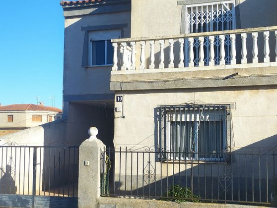 Foto 2 de Casa adosada en venta en calle Motilleja de 4 habitaciones con terraza y garaje