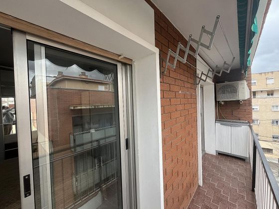 Foto 1 de Venta de piso en Sanfeliu de 3 habitaciones con balcón y aire acondicionado