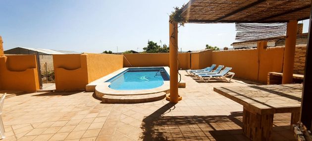 Foto 2 de Venta de casa en Barbate ciudad de 3 habitaciones con terraza y piscina