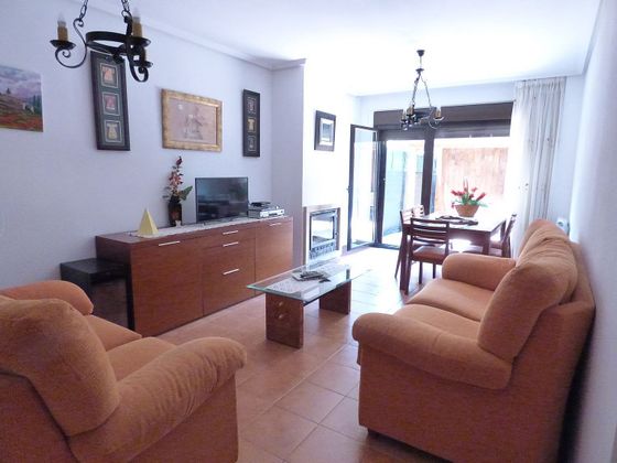 Foto 2 de Casa adossada en venda a Aldeamayor de San Martín de 3 habitacions amb terrassa i piscina