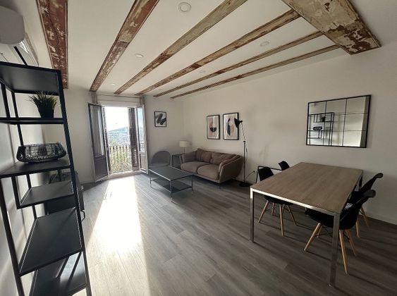 Foto 1 de Piso en alquiler en El Gòtic de 4 habitaciones con muebles y balcón