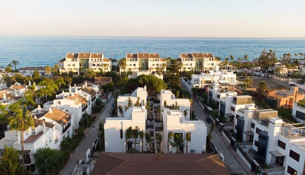Foto 1 de Xalet en venda a Lomas de Marbella Club - Puente Romano de 4 habitacions amb terrassa i piscina