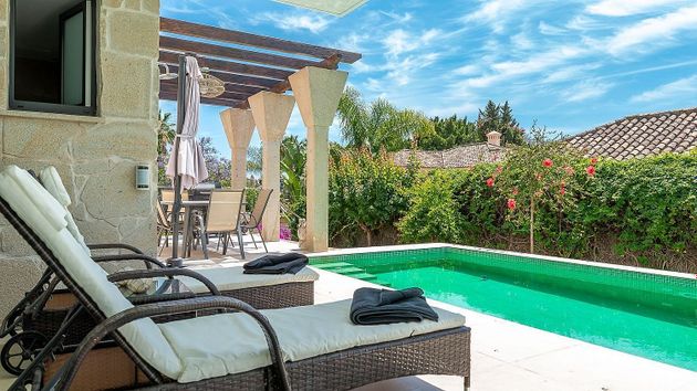 Foto 2 de Alquiler de chalet en Los Naranjos - Las Brisas de 6 habitaciones con terraza y piscina