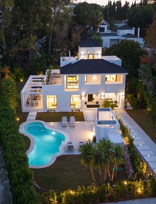 Foto 1 de Xalet en venda a Los Naranjos - Las Brisas de 5 habitacions amb terrassa i piscina