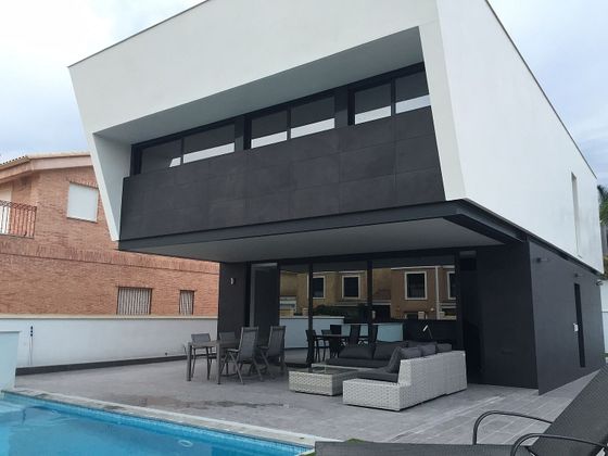 Foto 1 de Venta de chalet en Benaguasil de 4 habitaciones con terraza y piscina