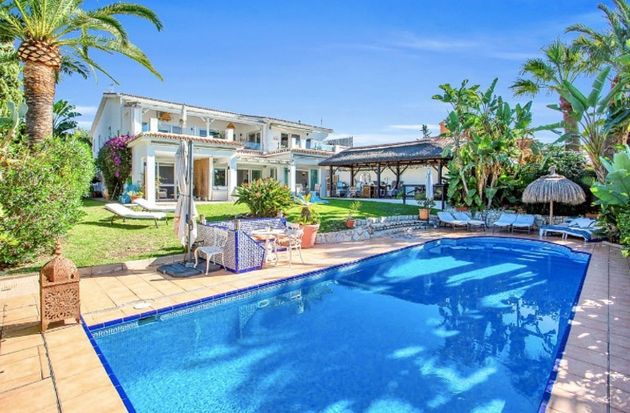 Foto 1 de Venta de chalet en Cabo Pino - Reserva de Marbella de 6 habitaciones con piscina y garaje