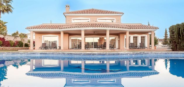 Foto 1 de Chalet en venta en Mijas Golf de 4 habitaciones con terraza y piscina