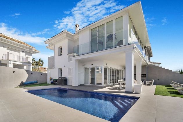 Foto 2 de Casa en venta en Elviria de 4 habitaciones con terraza y piscina