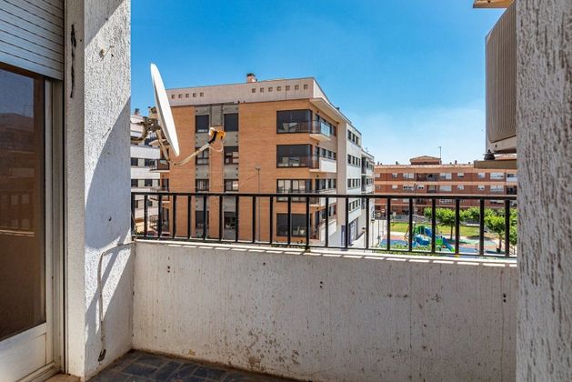Foto 2 de Venta de piso en avenida Del Primer de Maig de 4 habitaciones con terraza y balcón