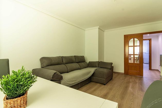 Foto 2 de Pis en lloguer a calle Blasco Ibáñez de 4 habitacions amb terrassa i mobles
