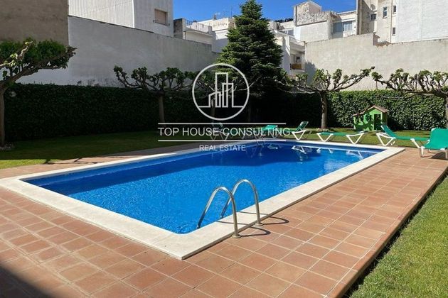 Foto 1 de Dúplex en venda a Calella de 4 habitacions amb terrassa i piscina