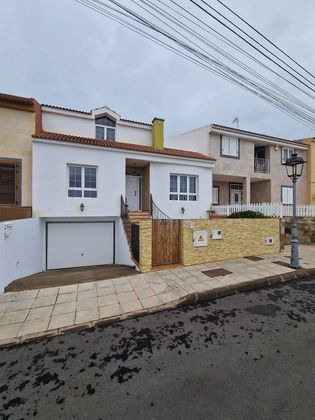 Foto 2 de Casa en venda a calle Isla de San Borondón de 3 habitacions amb terrassa i garatge