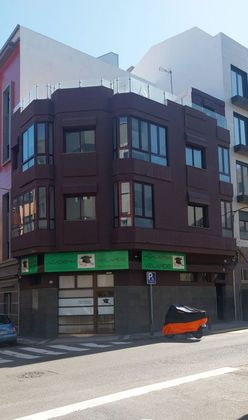 Foto 1 de Casa en venda a calle Velarde de 3 habitacions amb terrassa i garatge