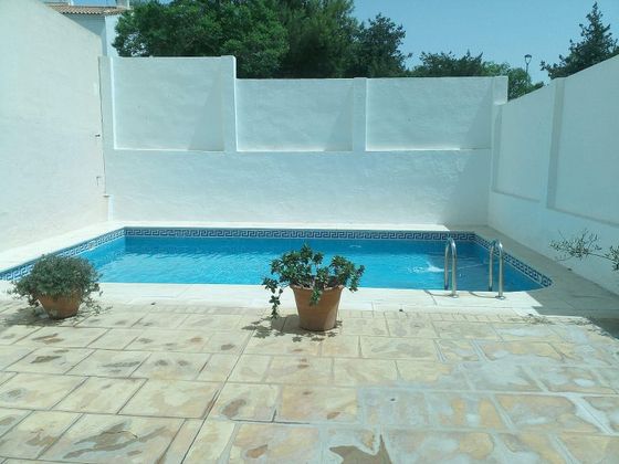 Foto 1 de Casa adosada en venta en Estepa de 3 habitaciones con piscina y garaje