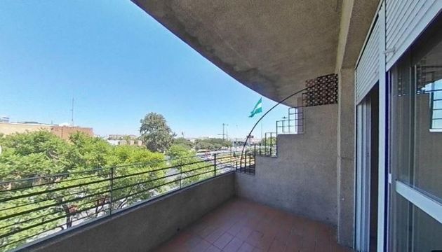 Foto 1 de Venta de piso en Nervión de 2 habitaciones con terraza y piscina