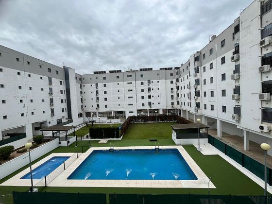 Foto 1 de Piso en venta en Palmete de 2 habitaciones con terraza y piscina