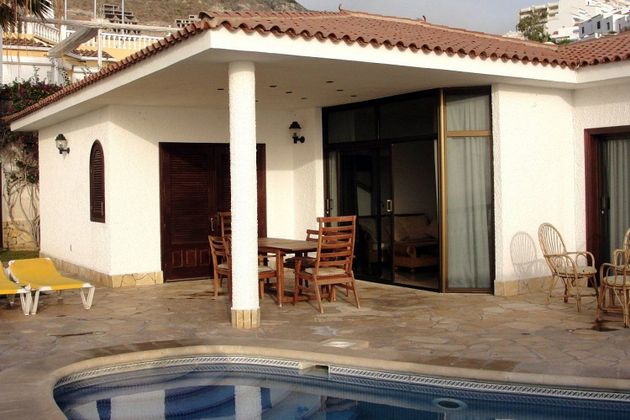 Foto 1 de Chalet en venta en Acantilados de Los Gigantes de 3 habitaciones con terraza y piscina