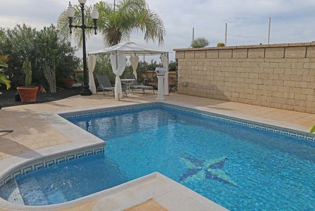 Foto 2 de Chalet en venta en Chayofa - Las Camellas de 5 habitaciones con terraza y piscina