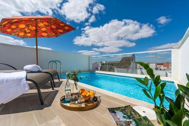 Foto 1 de Dúplex en venda a Triana Casco Antiguo de 1 habitació amb terrassa i piscina