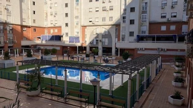 Foto 1 de Venta de piso en Colores - Entreparques de 4 habitaciones con terraza y piscina