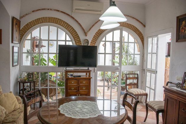 Foto 2 de Casa en venda a Carmona de 7 habitacions amb jardí i aire acondicionat