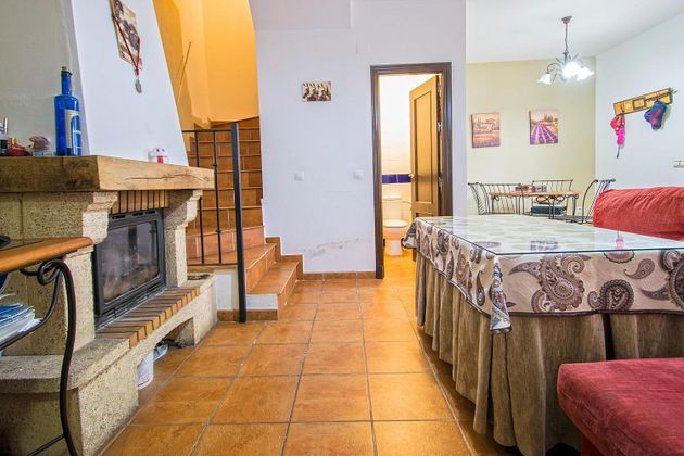 Foto 2 de Venta de casa en Villamanrique de la Condesa de 2 habitaciones con terraza y piscina