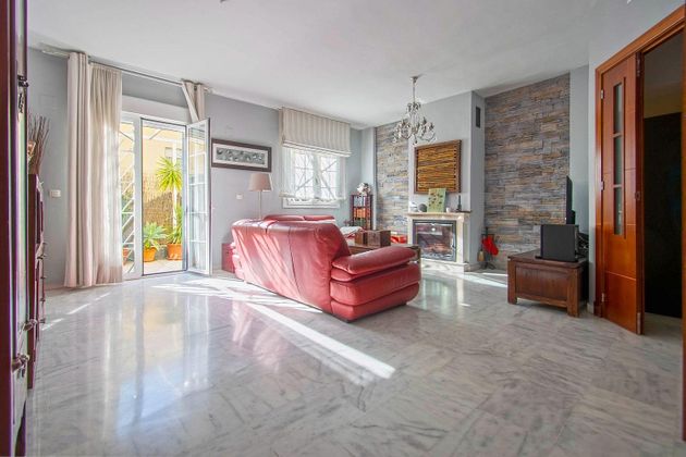 Foto 2 de Casa en venda a Montequinto de 4 habitacions amb terrassa i garatge
