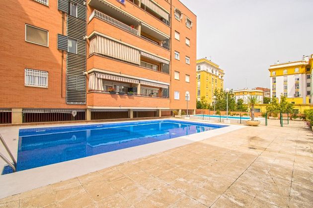 Foto 1 de Pis en venda a Palacio de Congresos - Urbadiez - Entrepuentes de 3 habitacions amb terrassa i piscina
