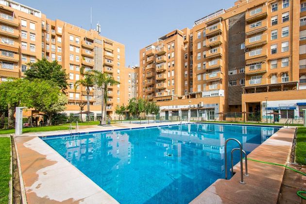 Foto 2 de Pis en venda a Palacio de Congresos - Urbadiez - Entrepuentes de 4 habitacions amb terrassa i piscina