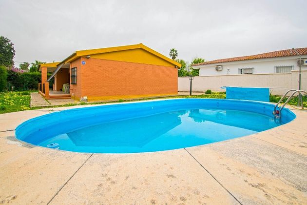 Foto 2 de Chalet en venta en Espartinas de 5 habitaciones con piscina y jardín